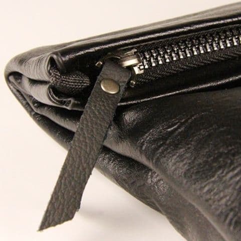 クラッチバッグ 上質な本革仕上げ折り返しファスナー付きレザークラッチバッグ